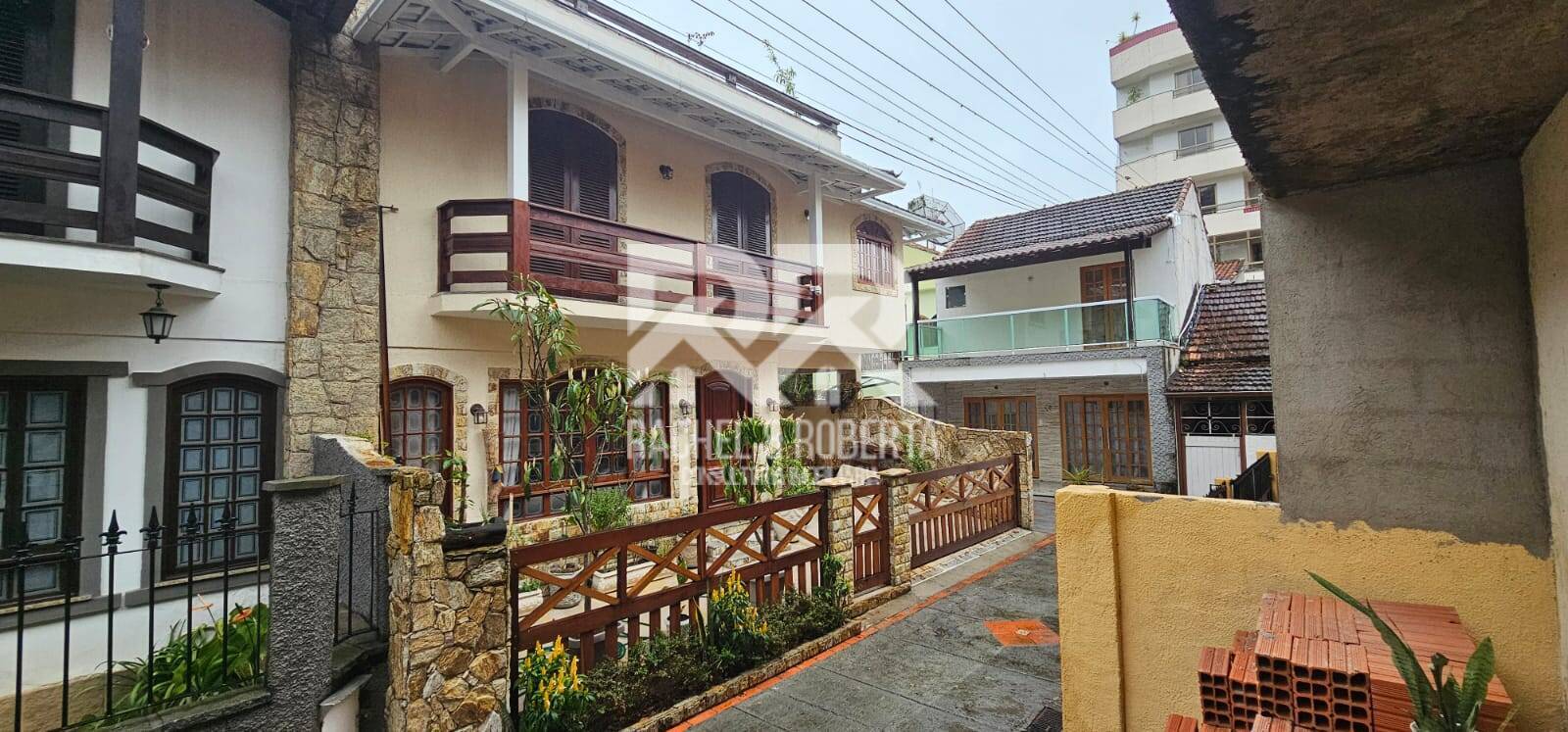 Casa, 5 quartos, 248 m² - Foto 1