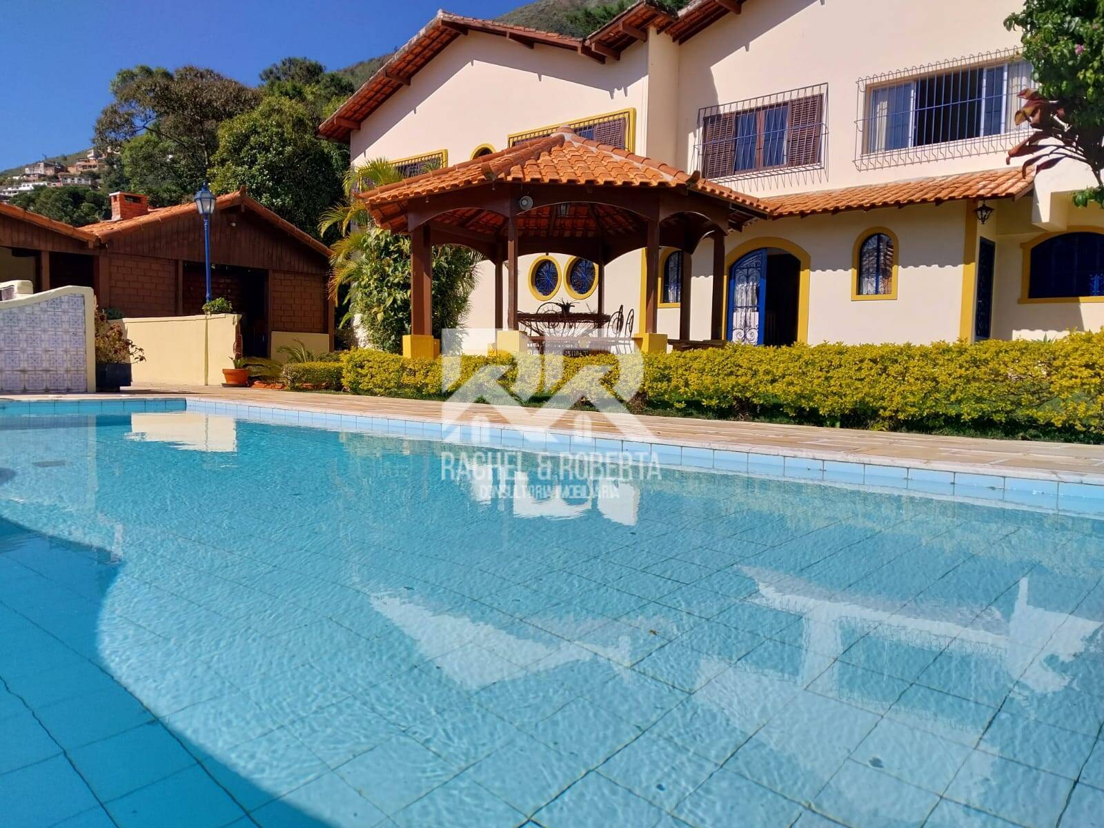 Oportunidade Única: Propriedade Exclusiva com 3 Casas Independentes!